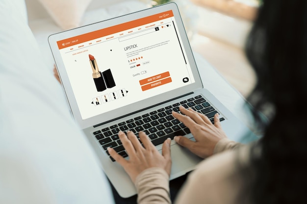 Mujer comprando en línea en el mercado de Internet buscando artículos en venta para un estilo de vida moderno y usando tarjeta de crédito para pagos en línea desde una billetera protegida por un software crucial de seguridad cibernética