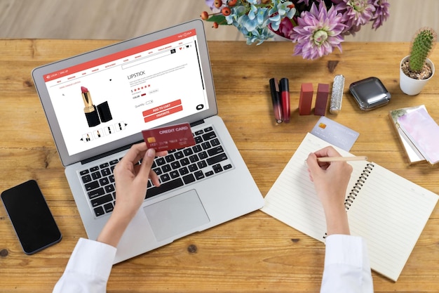 Mujer comprando en línea en el mercado de Internet buscando artículos en venta para un estilo de vida moderno y usando tarjeta de crédito para pagos en línea desde una billetera protegida por el software de seguridad cibernética más avanzado