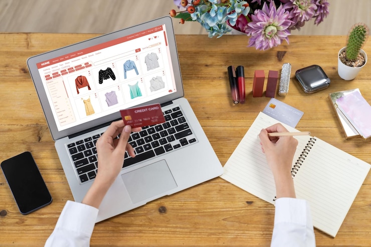 Foto mujer comprando en línea en el mercado de internet buscando artículos en venta para un estilo de vida moderno y usando tarjeta de crédito para pagos en línea desde una billetera protegida por el software de seguridad cibernética más avanzado