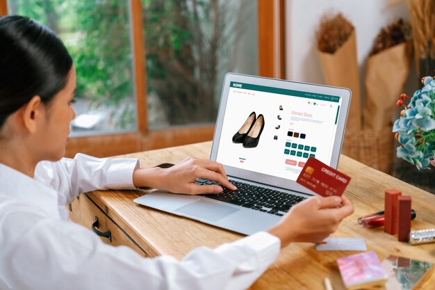 Mujer comprando en línea en el mercado de Internet navegando por los artículos más vendidos
