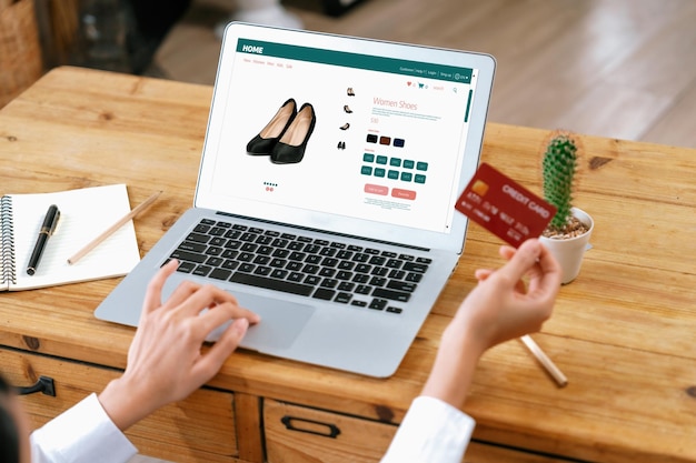 Mujer comprando en línea en el mercado de Internet navegando por los artículos más vendidos
