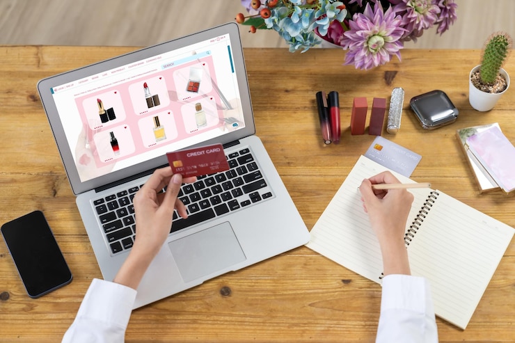 Foto mujer comprando en línea en el mercado de internet navegando por los artículos más vendidos