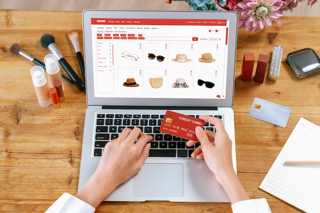 Mujer comprando en línea en el mercado de Internet navegando por los artículos más vendidos