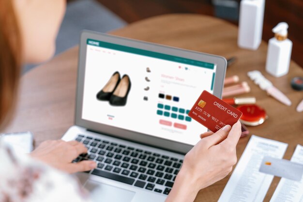 Mujer comprando en línea en el mercado de Internet navegando por los artículos más vendidos