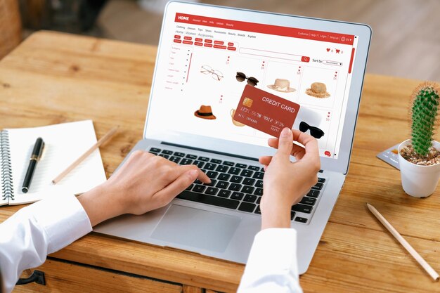 Mujer comprando en línea en el mercado de Internet navegando por los artículos más vendidos