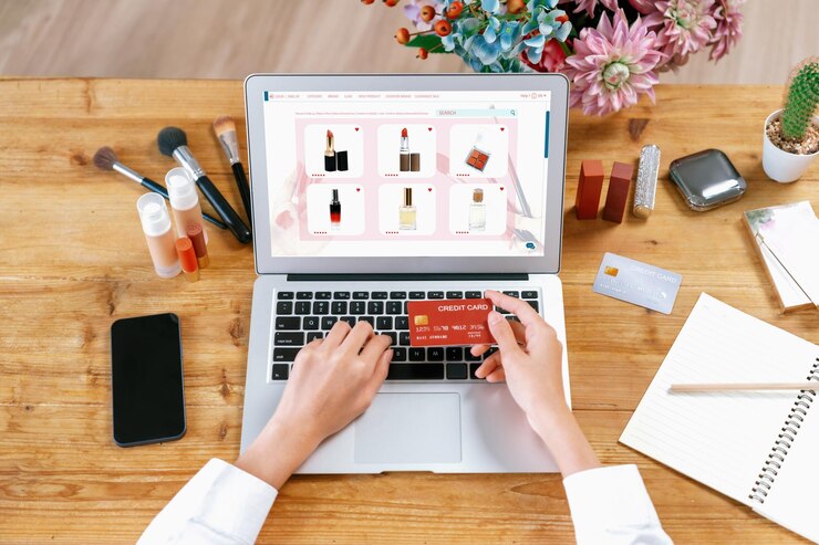 Foto mujer comprando en línea en el mercado de internet navegando por los artículos más vendidos