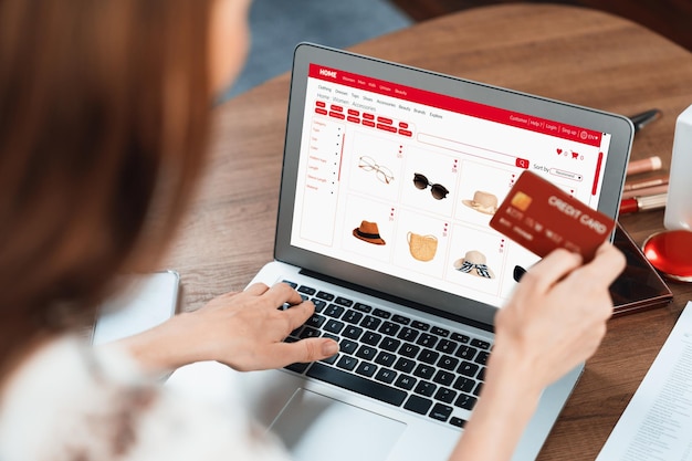 Mujer comprando en línea en el mercado de Internet navegando por los artículos más vendidos