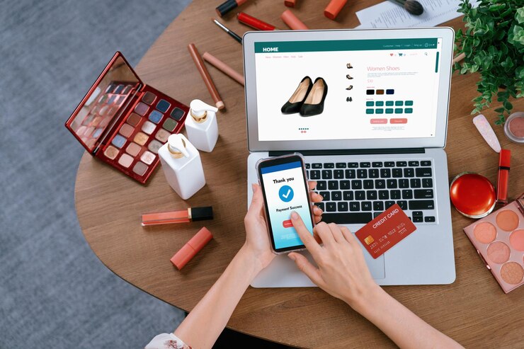 Foto mujer comprando en línea en el mercado de internet navegando por los artículos más vendidos