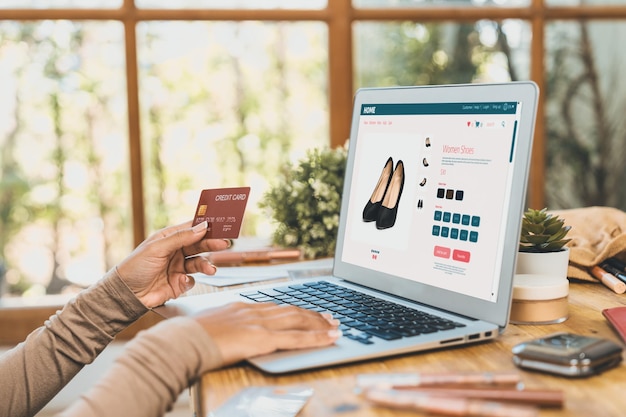 Mujer comprando en línea en el mercado de Internet navegando por artículos de venta cruciales