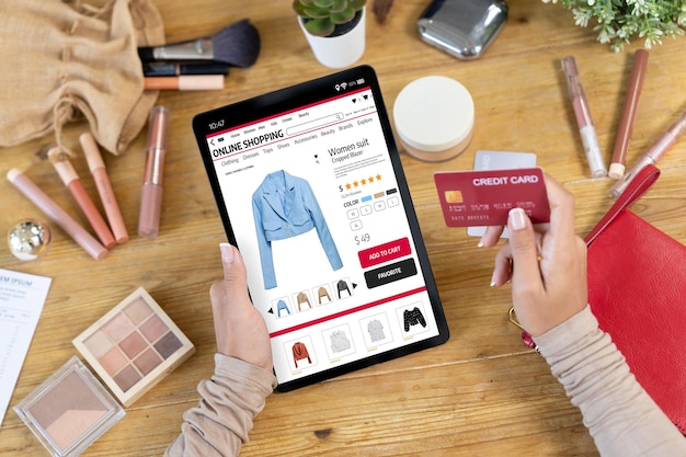 Mujer comprando en línea en el mercado de Internet navegando por artículos de venta cruciales
