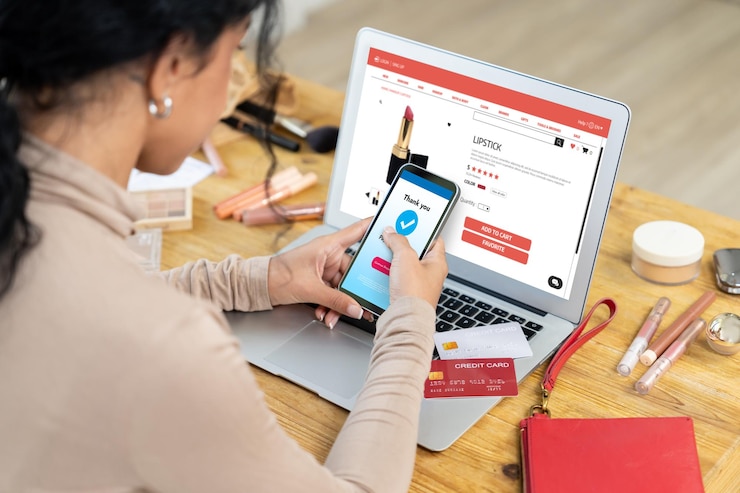 Foto mujer comprando en línea en el mercado de internet navegando por artículos de venta cruciales