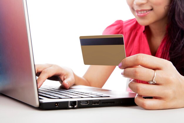 Foto mujer comprando en línea