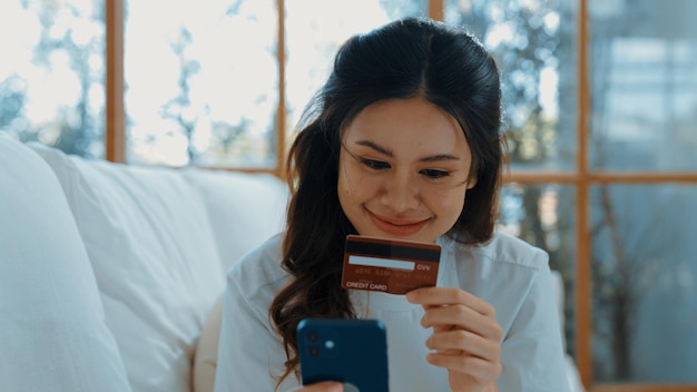 Mujer comprando o pagando facturas en línea en internet vivancy comprando