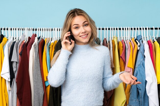 Mujer comprando ropa