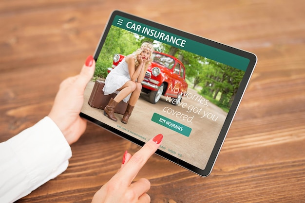 Mujer comprando un seguro de auto en línea