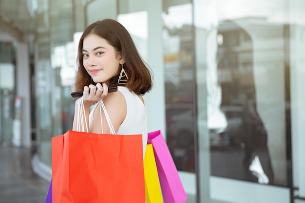 Foto la mujer está comprando y sosteniendo bolsas de papel