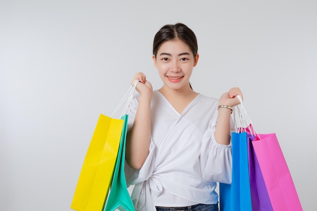 Foto la mujer está comprando y sosteniendo bolsas de papel