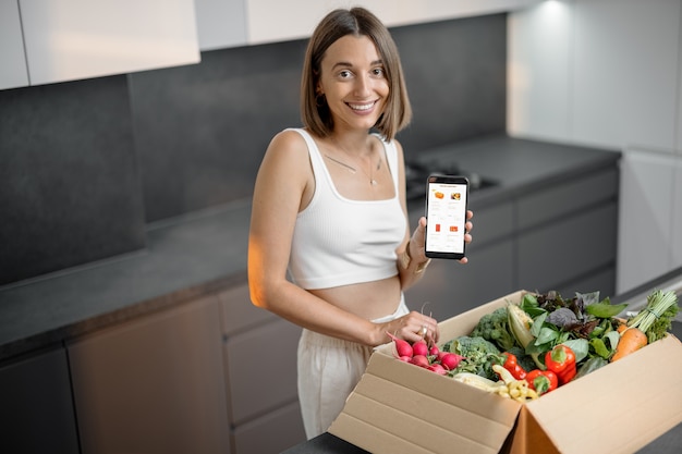 Mujer comprando verduras frescas online