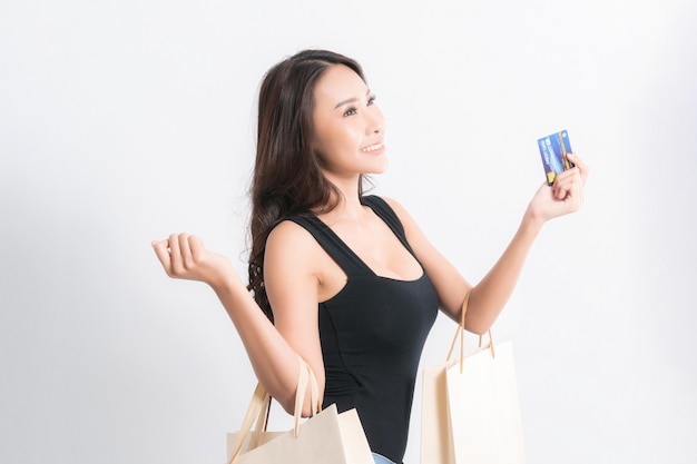 Mujer de compras con bolsas de compras