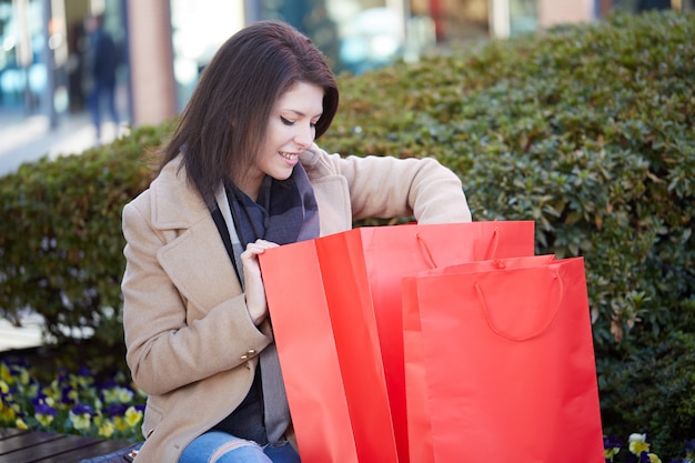 Mujer, compras, en, centro comercial