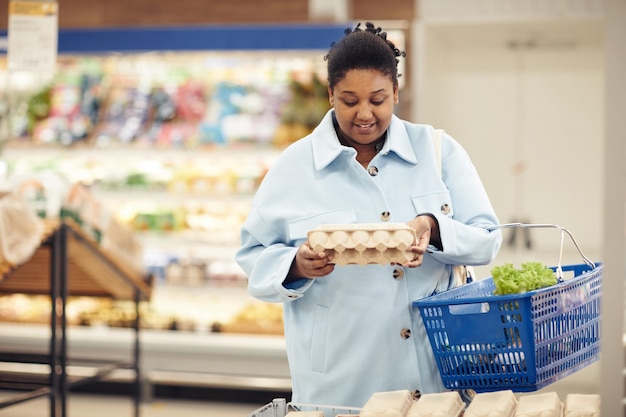 mujer, compras de comestibles, en, supermercado