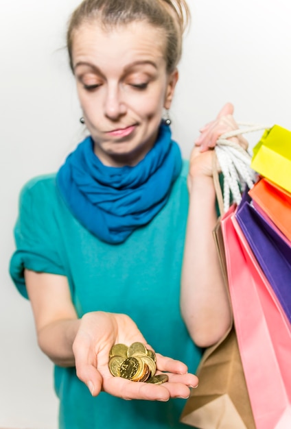 Mujer en compras. Dinero para comprar