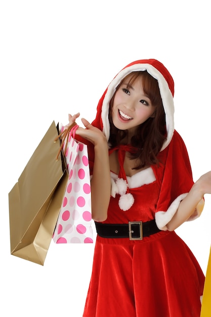 Mujer de compras feliz con bolsas en ropa de Santa Claus.