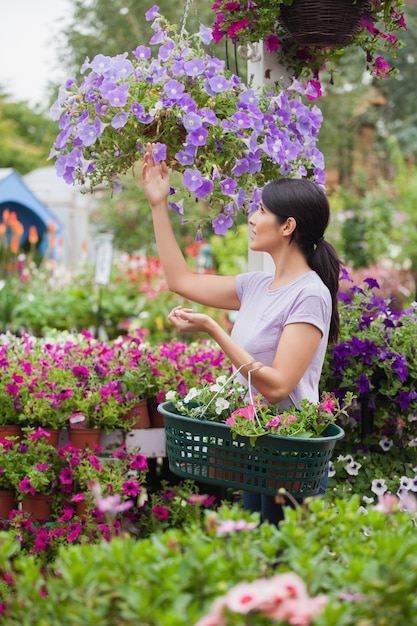 Mujer de compras de flores en el jardín central