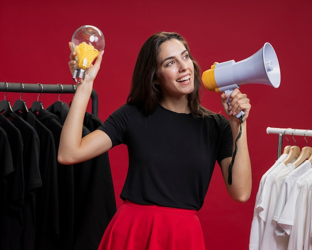 Foto mujer de compras gritando con un megáfono