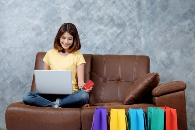 Mujer de compras en línea en casa.