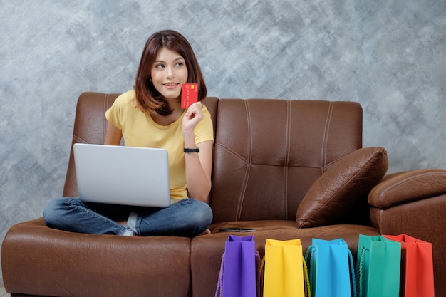 Mujer de compras en línea en casa.