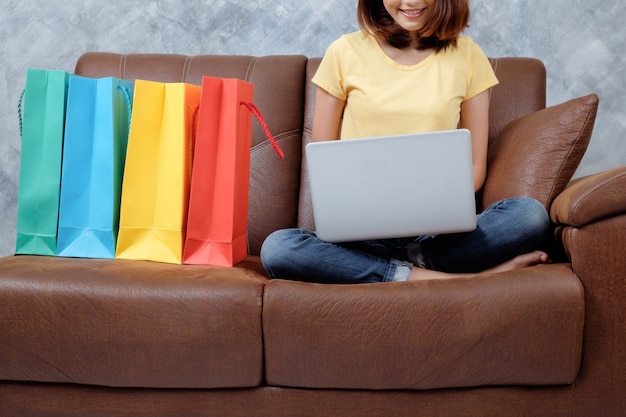 Mujer de compras en línea en casa.