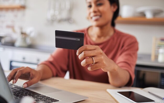 Mujer compras en línea pago digital con tarjeta de crédito con finanzas de comercio electrónico y dinero electrónico en una computadora portátil Tecnología de internet en el hogar fintech economía bancaria y escribir contraseña para verificar el puntaje de crédito