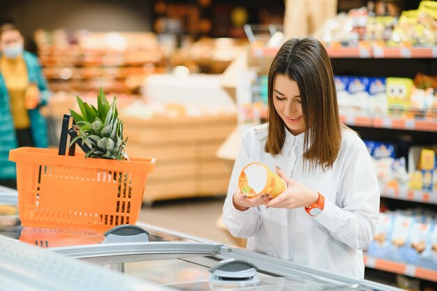 Mujer de compras y luciendo muy feliz