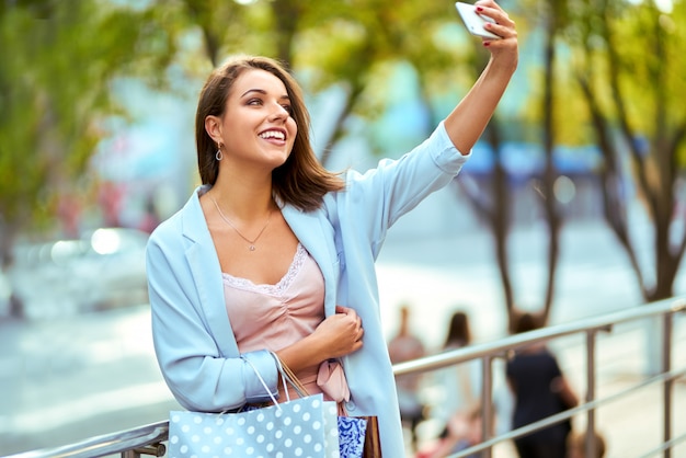 Mujer de compras. Mujer feliz con bolsas de compras disfrutando de compras.