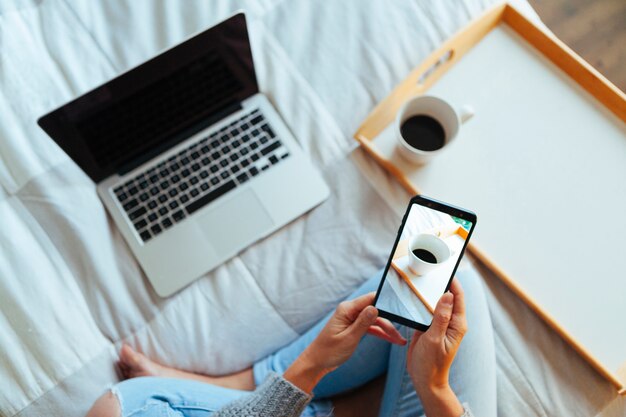 Mujer de compras online desde casa