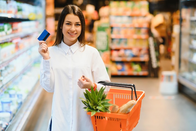 Mujer de compras en el supermercado