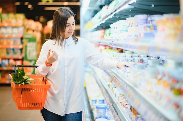 Mujer de compras en el supermercado