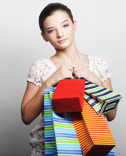 Mujer de compras, tenencia, bolsas