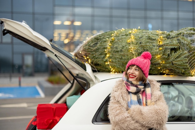 Mujer de compras para unas vacaciones de invierno