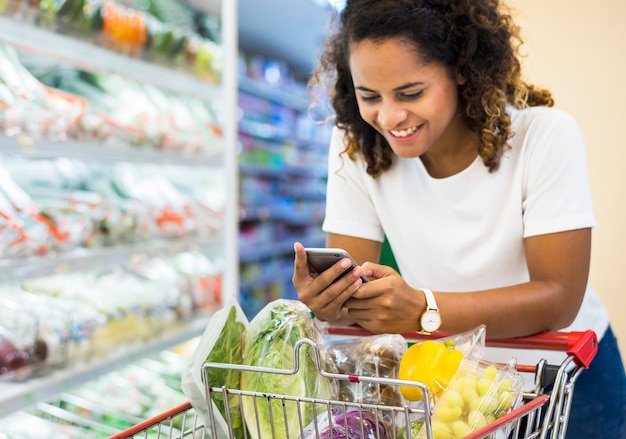 Mujer compras verduras en el supermercado