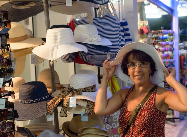 Mujer compró un sombrero