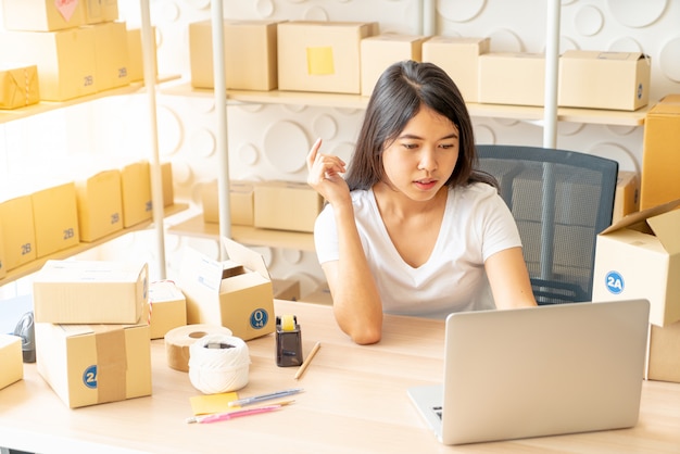 mujer comprobando orden de compra en laptop