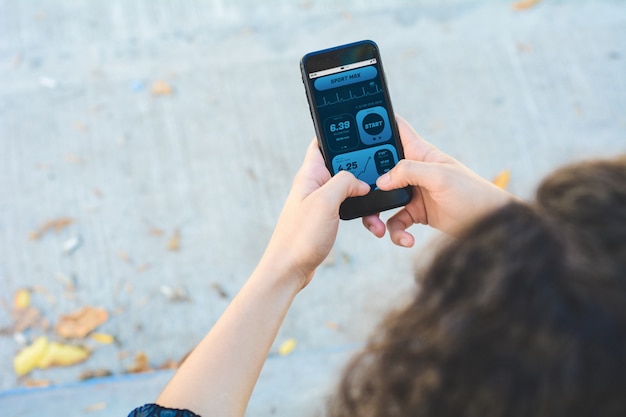 Mujer comprobando el progreso con la actividad de seguimiento de salud de la aplicación en el teléfono inteligente