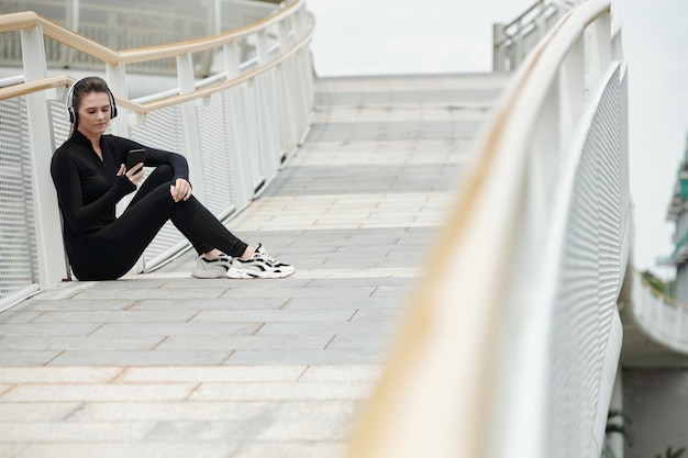 Mujer comprobando su progreso en el deporte