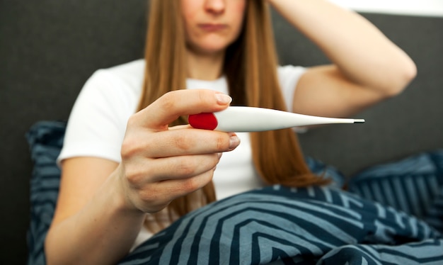 Mujer comprobando su temperatura