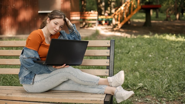 mujer, con, computador portatil, en el parque