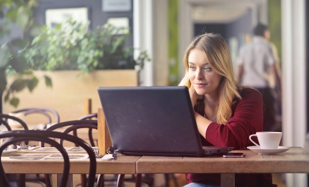 Mujer, con, un, computador portatil