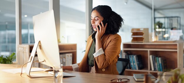 Foto mujer computadora y llamada telefónica como recepcionista para atención al cliente o información de reserva en línea o confianza del cliente