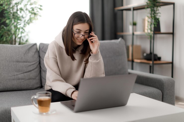 Mujer con computadora portátil en casa